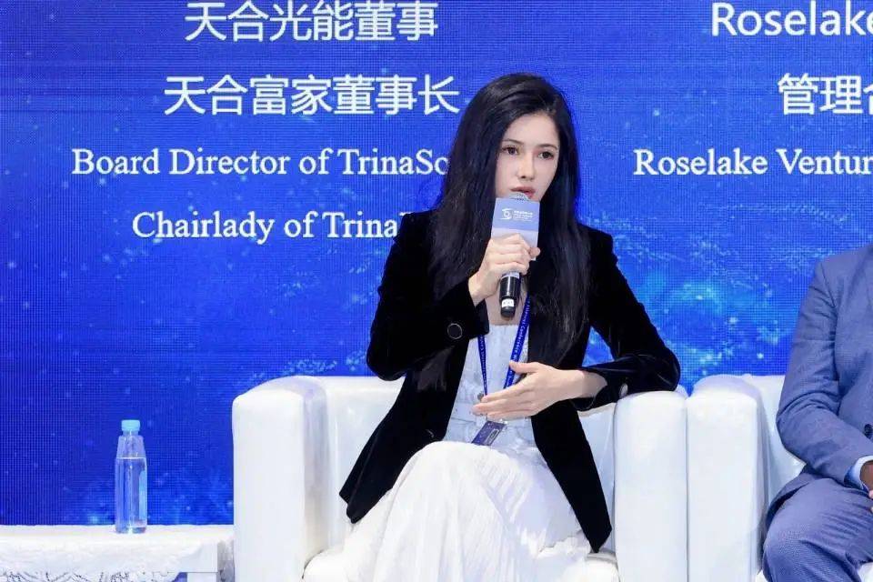 突发公告：1993年出生的她，成为400亿巨头掌门！